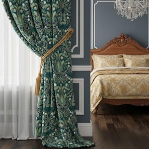 Könnte beinhalten: Dunkelgrüne, floral gemusterte Vorhänge mit einem goldenen Seil-Raffhalter und Quaste. Die Vorhänge werden mit einem Bett mit einem hölzernen Kopfteil und einer goldgemusterten Bettdecke und Kissen kombiniert. Im Hintergrund hängt ein Kronleuchter.