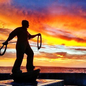 Tarjeta de felicitación - Newlyn Fisherman's Statue - Sunset - Blank for Own Verse