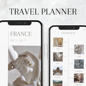 Puede incluir: Dos smartphones que muestran una aplicación de planificador de viajes. Una pantalla muestra "Francia" y fechas, la otra una descripción general del itinerario con fotos de París, Versalles y Burdeos. El título de la aplicación, "TRAVEL PLANNER", está en la parte superior.