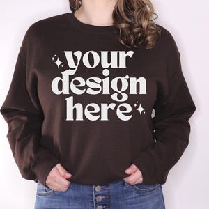 Gildan 18000 Maqueta / Gildan Sudadera de chocolate oscuro Maqueta / Sudadera Maqueta modelo / Maqueta de chocolate negro / Maqueta de Gildan marrón