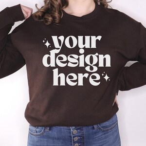 Gildan 18000 Maqueta / Gildan Sudadera de chocolate oscuro Maqueta / Sudadera Maqueta modelo / Maqueta de chocolate negro / Maqueta de Gildan marrón
