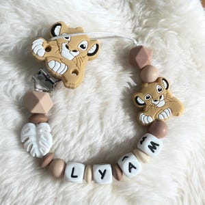Attache tétine Simba - disney- personnalisé - attache sucette - sucette - beige - blanc - unisexe - Pacifier Clip - prénom- Cadeau bébé