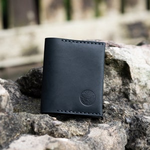 Porta carte di credito dal design sottile, realizzato artigianalmente in pelle resistente