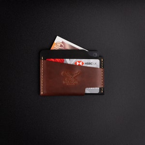 Porta carte in pelle dal design sottile, realizzato artigianalmente in pelle resistente