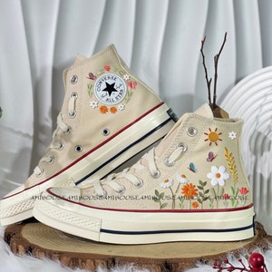 Embroidery Daisy Flowers Converse/Floral Embroidered Sneakers/ Hand Embroidery Flowers Unique Gifts, /Gift for her/Custom Flower Embroidery