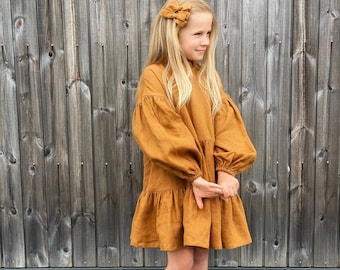 Roestkleurige bloemenmeisjesjurk met halslijn, ruche en lange pofmouwen, boho linnen peutermeisjesjurk
