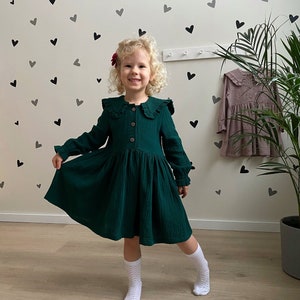 Green girl dress, with long sleeves and collar, made of cotton muslin fabric