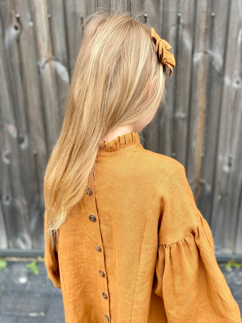 Robe de demoiselle d'honneur couleur rouille avec encolure à volants et manches longues bouffantes, robe bohème en lin pour petite fille image 8