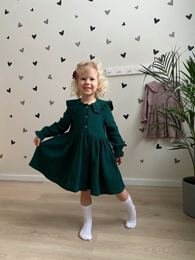 Green girl dress, with long sleeves and collar, made of cotton muslin fabric