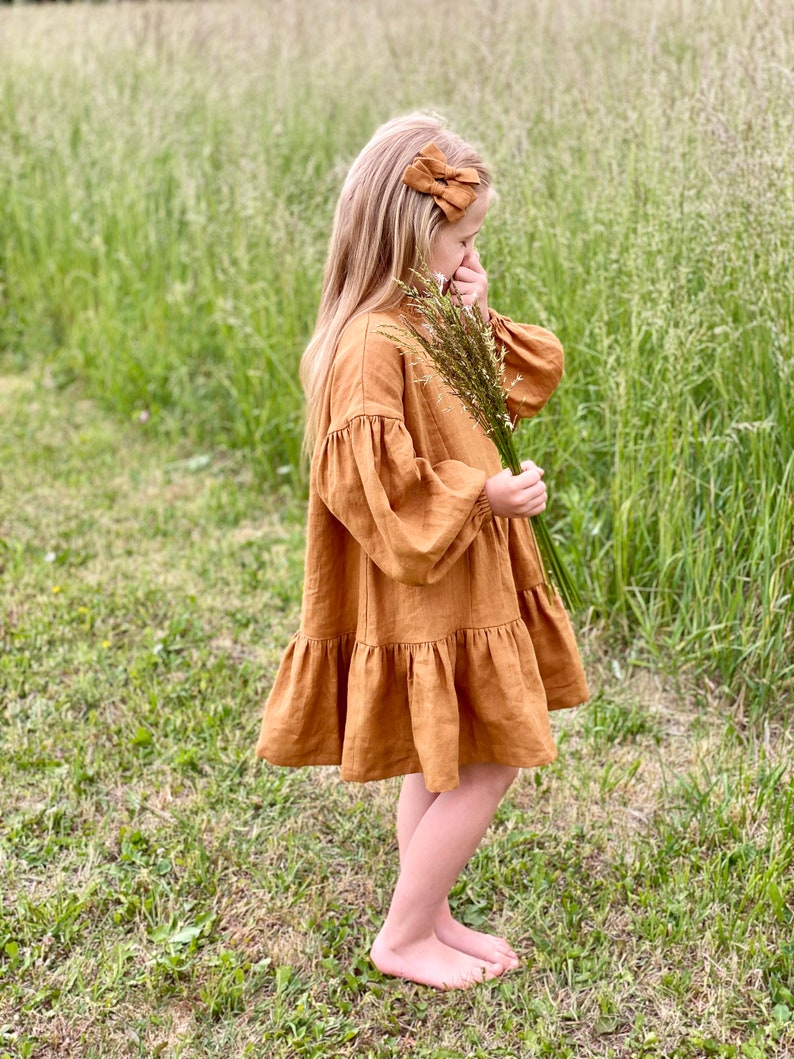 Robe de demoiselle d'honneur couleur rouille avec encolure à volants et manches longues bouffantes, robe bohème en lin pour petite fille image 7