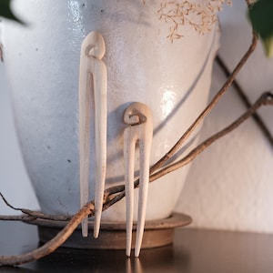 Handgeschnitzte, verzierte Haarnadeln aus Eschenholz – Natürlicher Haarschmuck für Hochsteckfrisuren, Locken & Dreads - Haarschmuck Boho