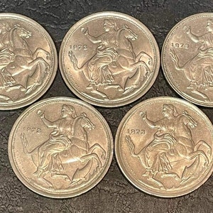 Könnte beinhalten: Fünf Silbermünzen mit einem Motiv einer Frau, die ein Pferd reitet. Die Münzen sind mit 1973, 1974, 1975, 1976 und 1977 datiert.