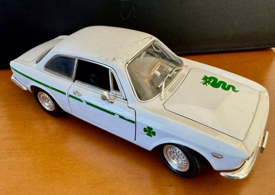 Alfa Romeo Guilia Sprint GTA 1965 White Diecast 1/18 by Road