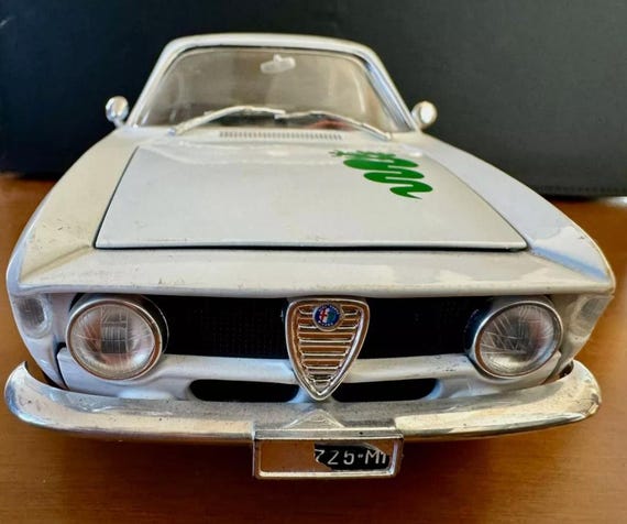 Alfa Romeo Guilia Sprint GTA 1965 White Diecast 1/18 by Road