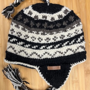 Cappello Sherpa in lana lavorato a mano, paraorecchie foderati in pile, Nepal, design nero grigio bianco sporco