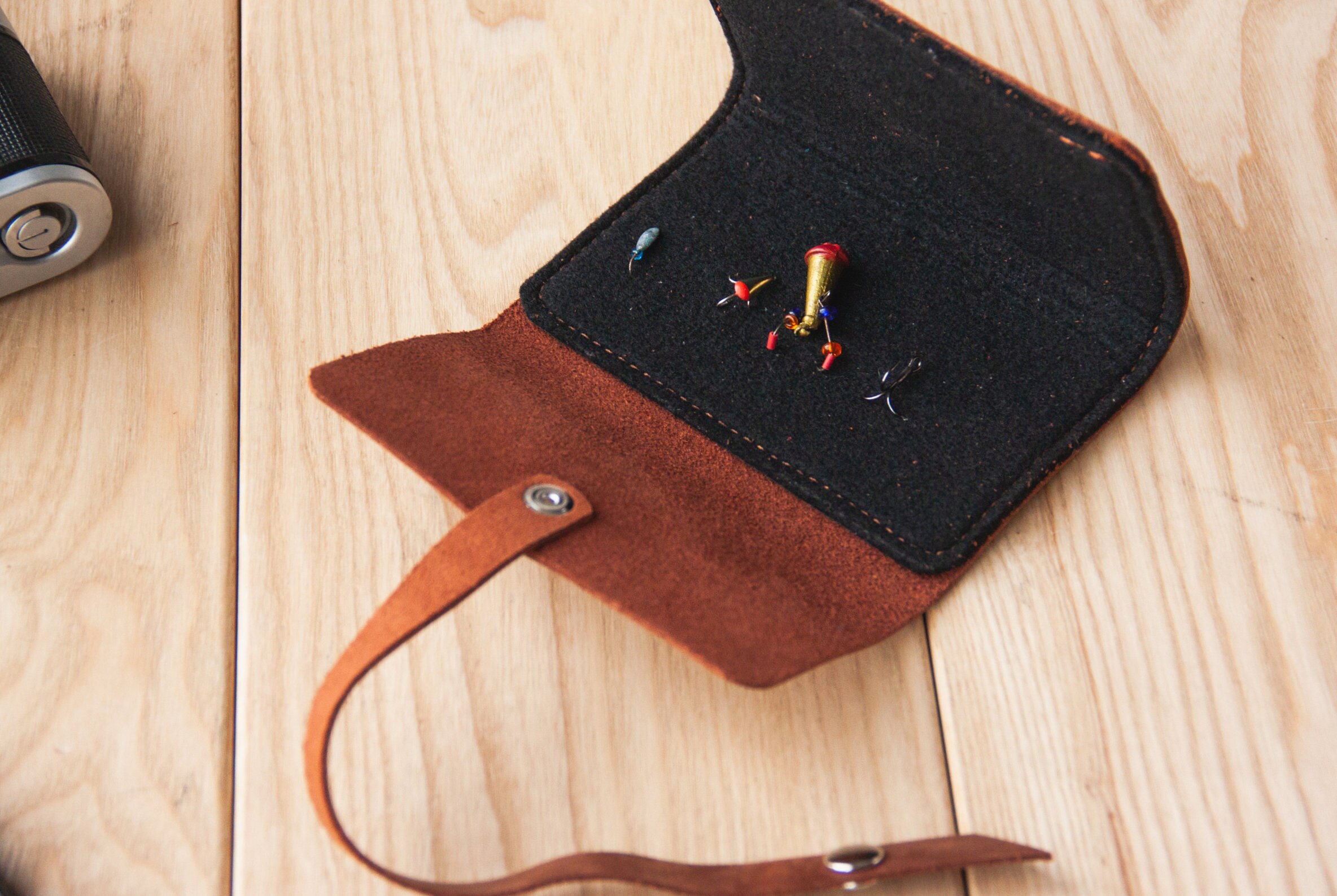Tapette à mouches en cuir humoristique