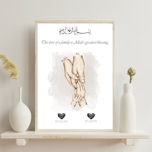 Puede incluir: Impresión artística enmarcada con una ilustración en acuarela de manos entrelazadas. La impresión incluye los nombres "Aisha", "Ali", "Hassan" y "Hussein", caligrafía árabe y el texto "El amor de una familia es la mayor bendición de Allah".