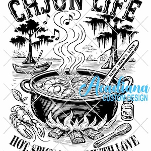 Puede incluir: Ilustración en blanco y negro con el texto "CAJUN LIFE". Una olla de comida hierve a fuego lento sobre un fuego, con un cangrejo de río, una cuchara y una botella de "FILE". También se incluye el texto "HOT, SPICY & MADE WITH LOVE".