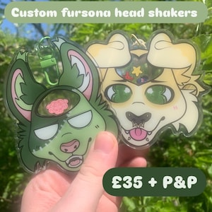 K&ouml;nnte beinhalten: Zwei benutzerdefinierte Fursona-Kopf-Shaker. Einer ist gr&uuml;n mit einem rosa Gehirn im Inneren und der andere ist gelb mit gr&uuml;nen Augen. Beide haben einen transparenten Hintergrund und sind an einem Schl&uuml;sselanh&auml;nger. Der Text "&pound;35 + P&P" ist im Bild sichtbar.