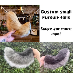 Könnte beinhalten: Das Bild zeigt kleine, maßgeschneiderte Fursuit-Schwänze in verschiedenen Farben. Ein Schwanz ist eine Mischung aus Beige und Weiß, während andere grau und schwarz sind. Der Text auf dem Bild lautet "Custom small Fursuit tails" und "Swipe for more info!"