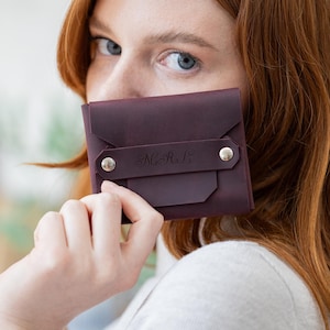 Cartera pequeña de cuero, Cartera minimalista personalizada, Tarjetero de cuero, Cartera pequeña grabada, Cartera sencilla, Cartera pequeña para mujer