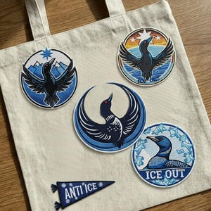 Peut inclure: Panneau en bois rustique avec l'inscription "Welcome to our home" en lettres blanches. Le panneau présente une finition vieillie et un design simple et accueillant, idéal pour la décoration d'entrée.