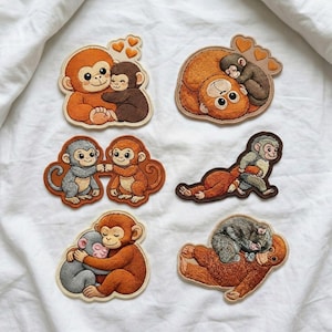 Puede incluir: Un juego de tres tazas de cerámica con un acabado mate moteado. Las tazas son de color crema, gris claro y gris oscuro. Cada taza tiene un diseño simple y minimalista y un asa redondeada.