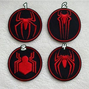 Może przedstawiać: Biały ceramiczny kubek z czarnym uchwytem i napisem "But First, Coffee" pogrubioną czcionką. Kubek jest ustawiony na rozmytym tle, sugerującym przytulne otoczenie.