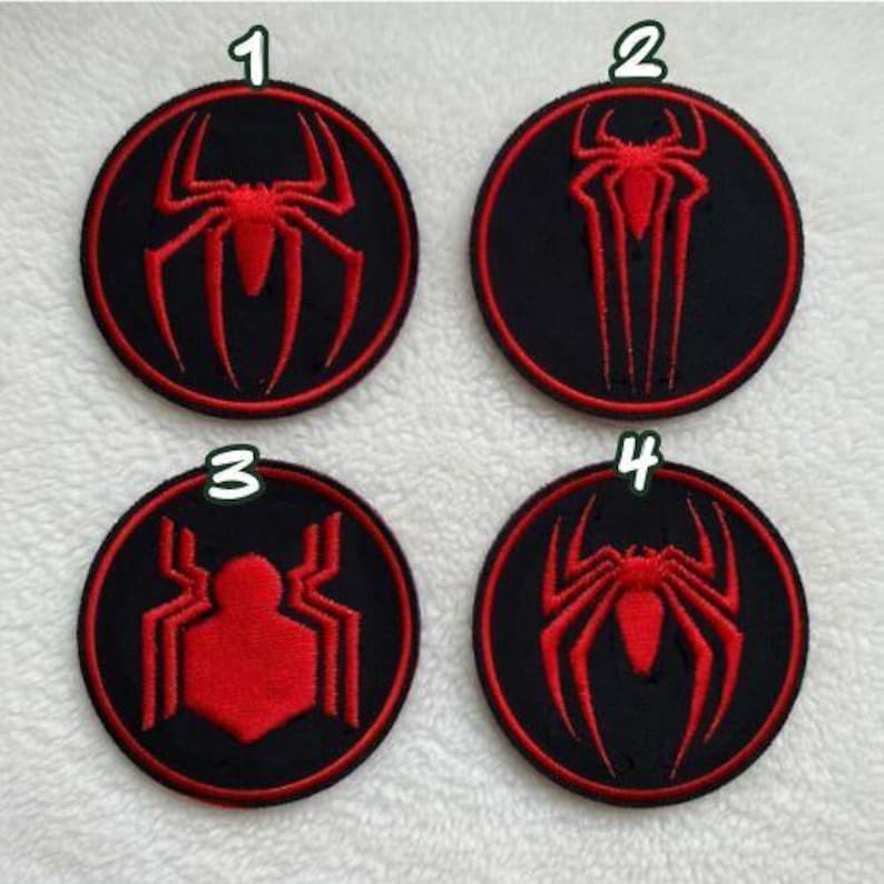 Może przedstawiać: Biały ceramiczny kubek z czarnym uchwytem i napisem "But First, Coffee" pogrubioną czcionką. Kubek jest ustawiony na rozmytym tle, sugerującym przytulne otoczenie.