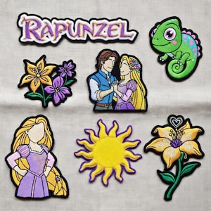 Może przedstawiać: Rustykalny drewniany znak z napisem "Welcome to our home" w stylu ręcznym. Znak ma postarzaną powierzchnię i prosty, zachęcający design, idealny na ganek lub do wejścia.