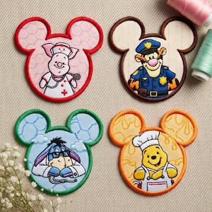 Puede incluir: Cuatro parches bordados con forma de orejas de Mickey Mouse, cada uno con un personaje de Disney. Piglet como enfermera, Tigger como policía, Eeyore como médico y Winnie the Pooh como chef. Cada parche tiene una combinación de colores única.