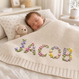 Benutzerdefinierte Babydecke mit Blumennamen gestickt, personalisierte Blumendecke, niedliche Kinderzimmerdecke, Babypartygeschenk