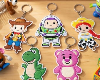 Bestickter Toy Story Chibi Schlüsselanhänger, Woody Buzz Rex Lotso Bär Schlüsselanhänger, Disney Pixar Charakter Schlüsselanhänger, Niedlicher Cartoon Taschenanhänger Geschenk