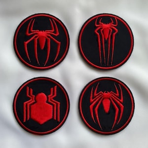 Może przedstawiać: Biały ceramiczny kubek z czarnym uchwytem i napisem "But First, Coffee" pogrubioną czcionką. Kubek jest umieszczony na rozmytym tle, sugerującym przytulne otoczenie.