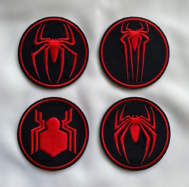 Może przedstawiać: Biały ceramiczny kubek z czarnym uchwytem i napisem "But First, Coffee" pogrubioną czcionką. Kubek jest umieszczony na rozmytym tle, sugerującym przytulne otoczenie.