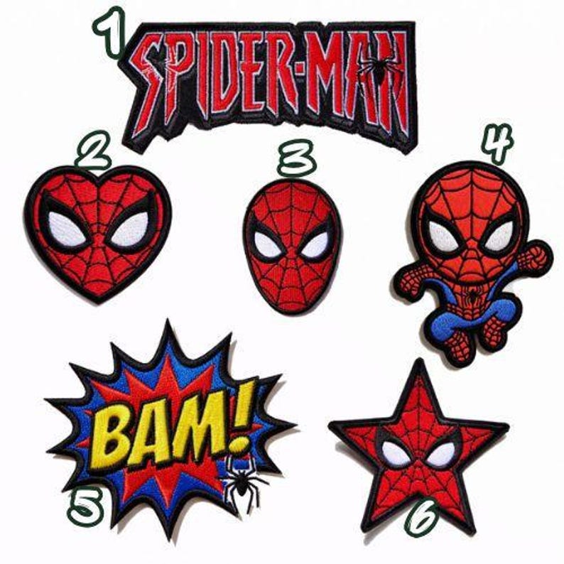 Op de afbeelding: Set van drie keramische mokken met een gespikkelde, cr&egrave;mekleurige glazuur. Elke mok heeft een handgeschilderd bloemmotief in blauw, groen en geel. De mokken hebben een eenvoudige, afgeronde vorm en een comfortabel oor.