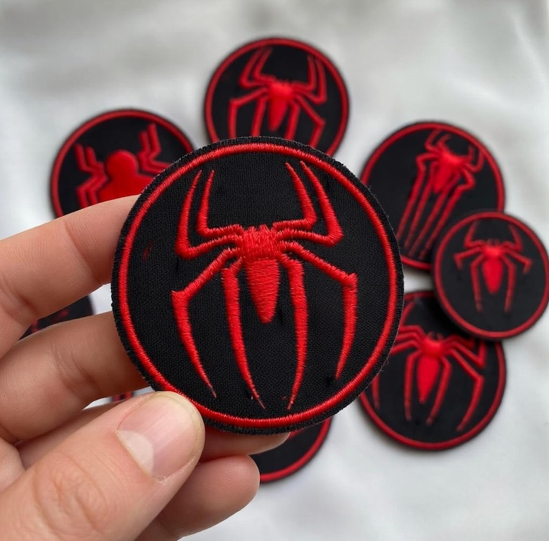 Może przedstawiać: Zestaw trzech ceramicznych kubk&oacute;w z nakrapianym, matowym wykończeniem. Kubki są w odcieniach kremu, jasnoszarym i ciemnoszarym. Każdy kubek ma prosty, minimalistyczny design.