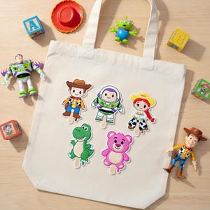 K&ouml;nnte beinhalten: Eine cremefarbene Tragetasche mit verschiedenen Artikeln zum Thema Toy Story-Charaktere. Enth&auml;lt charakterf&ouml;rmige Eis am Stiel-Aufkleber, Spielfiguren von Woody und Buzz Lightyear, einen roten Cowboyhut und bunte Bausteine. Eine lustige Sammlung f&uuml;r Fans des Animationsfilms.