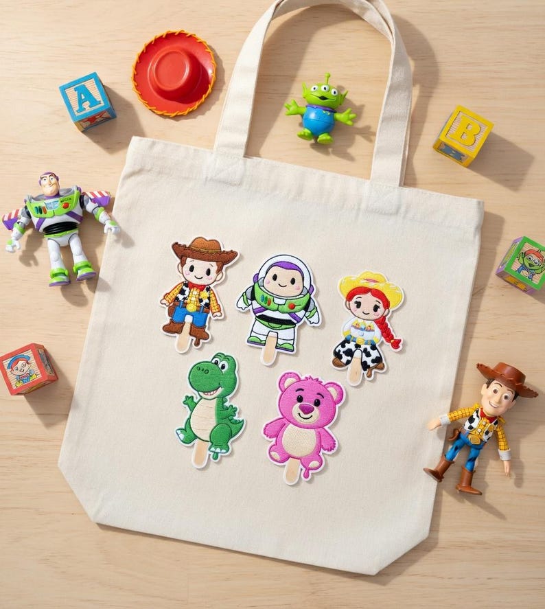 K&ouml;nnte beinhalten: Eine cremefarbene Tragetasche mit verschiedenen Artikeln zum Thema Toy Story-Charaktere. Enth&auml;lt charakterf&ouml;rmige Eis am Stiel-Aufkleber, Spielfiguren von Woody und Buzz Lightyear, einen roten Cowboyhut und bunte Bausteine. Eine lustige Sammlung f&uuml;r Fans des Animationsfilms.