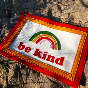 be kind Filz Fahne Banner | sei gütig | Regenbogen | Kinderzimmer Deko | Kinderzimmer | Wandbild innen