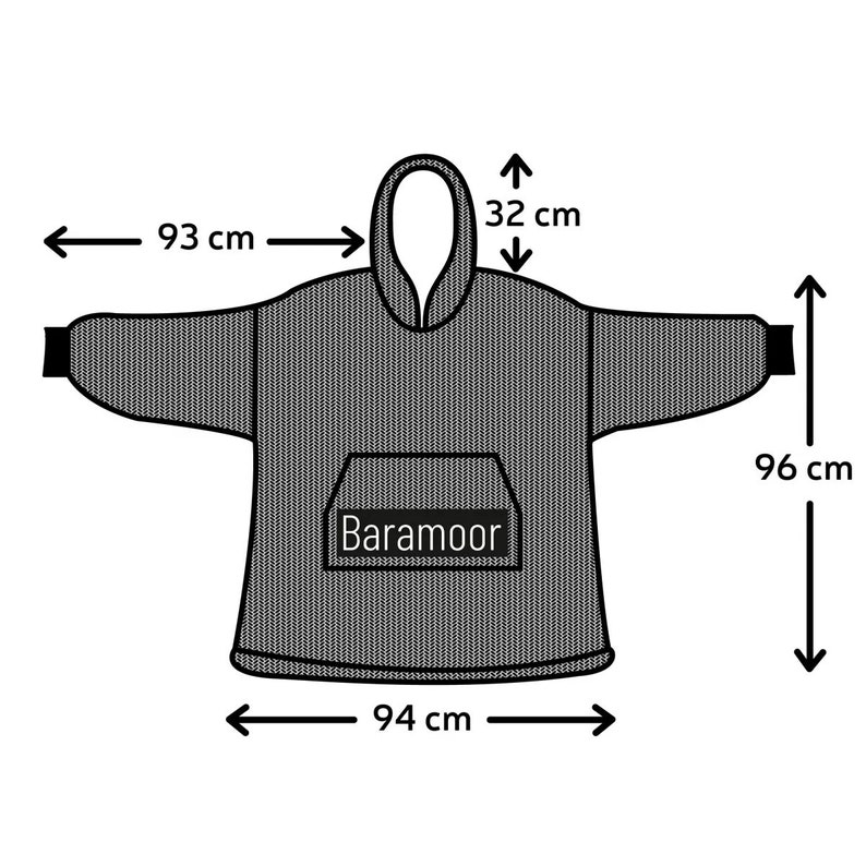 Pu&ograve; includere: Una coperta grigia con cappuccio e una grande tasca sul davanti. La coperta misura 93 cm di larghezza, 94 cm di lunghezza e 32 cm di altezza. La tasca ha la scritta "Baramoor" stampata.