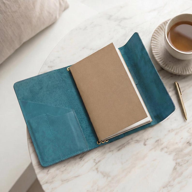 Anteckningsboksomslag i 100 % äkta läder, Anteckningsbok med fickor, Personlig läderjournal, A5-läderjournalomslag, Graverad läderjournal bild 12