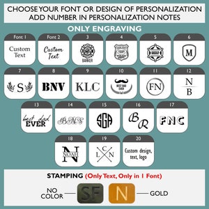 K&ouml;nnte beinhalten: Bild mit Gravur- und Pr&auml;geoptionen f&uuml;r personalisierte Artikel. Enth&auml;lt verschiedene Schriftarten, Designs und Symbole, wie Initialen, Abzeichen und den Text "Best Dad Ever". Pr&auml;geoptionen sind ohne Farbe, SF und Gold erh&auml;ltlich.