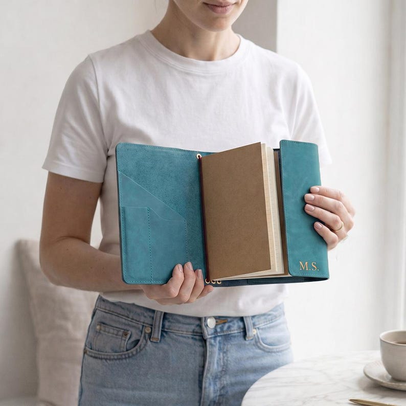 Anteckningsboksomslag i 100 % äkta läder, Anteckningsbok med fickor, Personlig läderjournal, A5-läderjournalomslag, Graverad läderjournal bild 4