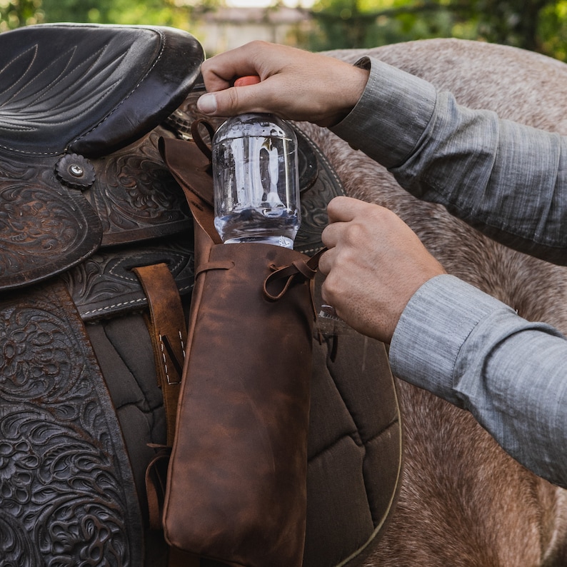 Ledersattel Flaschenhalter, Ledersattel Getränkehalter, Reiter Geschenk, personalisierte westliche Geschenke, benutzerdefinierte Getränkehalter, Flasche Coozie Sattel Bild 4