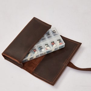 Leren pillendoosje gepersonaliseerd, pillendoosje met monogram, leren medicatieopslag, cadeaus grootouders van kleinkinderen, leren pillenhouder