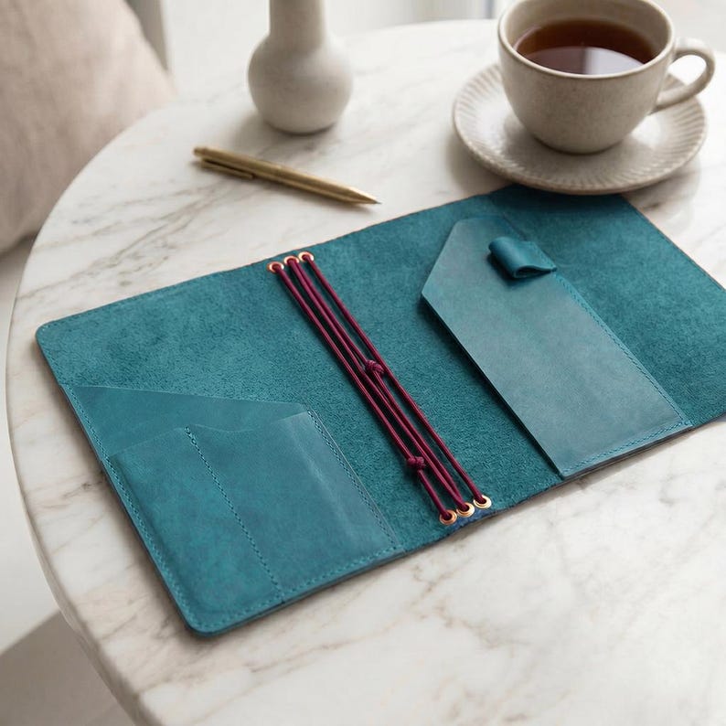 Anteckningsboksomslag i 100 % äkta läder, Anteckningsbok med fickor, Personlig läderjournal, A5-läderjournalomslag, Graverad läderjournal bild 9
