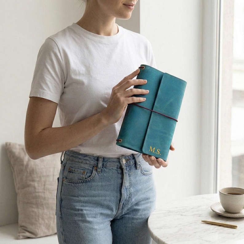 Anteckningsboksomslag i 100 % äkta läder, Anteckningsbok med fickor, Personlig läderjournal, A5-läderjournalomslag, Graverad läderjournal bild 11