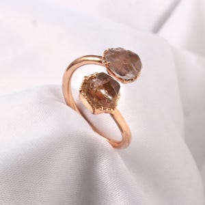 Pierścionek z surowego kwarcu i miedzi: elektroformowana biżuteria boho ręcznie robiona