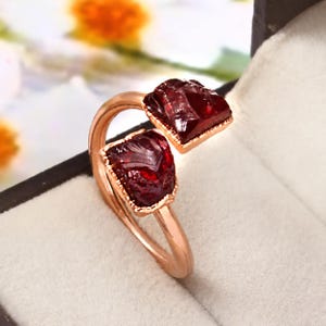 Anillo de cobre electroformado con granate en bruto, joyería de piedras preciosas sin tallar, banda de cristal sin cortar